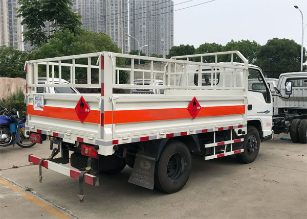 江鈴順達3.1米1.7噸藍(lán)牌氣瓶運輸車