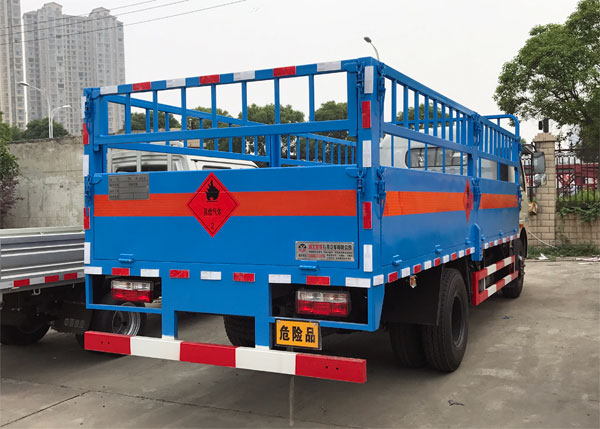東風(fēng)多利卡朝柴5.1米7噸氣瓶運(yùn)輸車(chē)